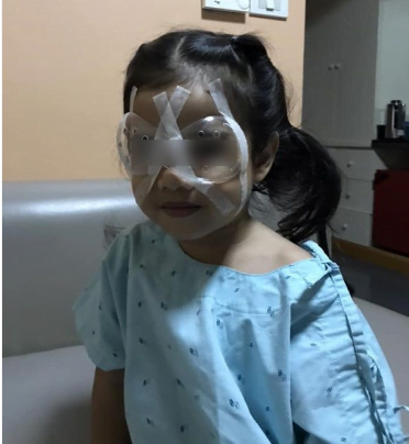 4 years old girl blind after using smartphone