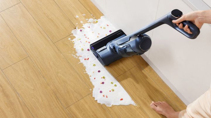 Mopping a spill with the Narwal S20 Pro