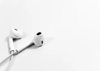 What Is the Difference Between Earbuds and Earphones?