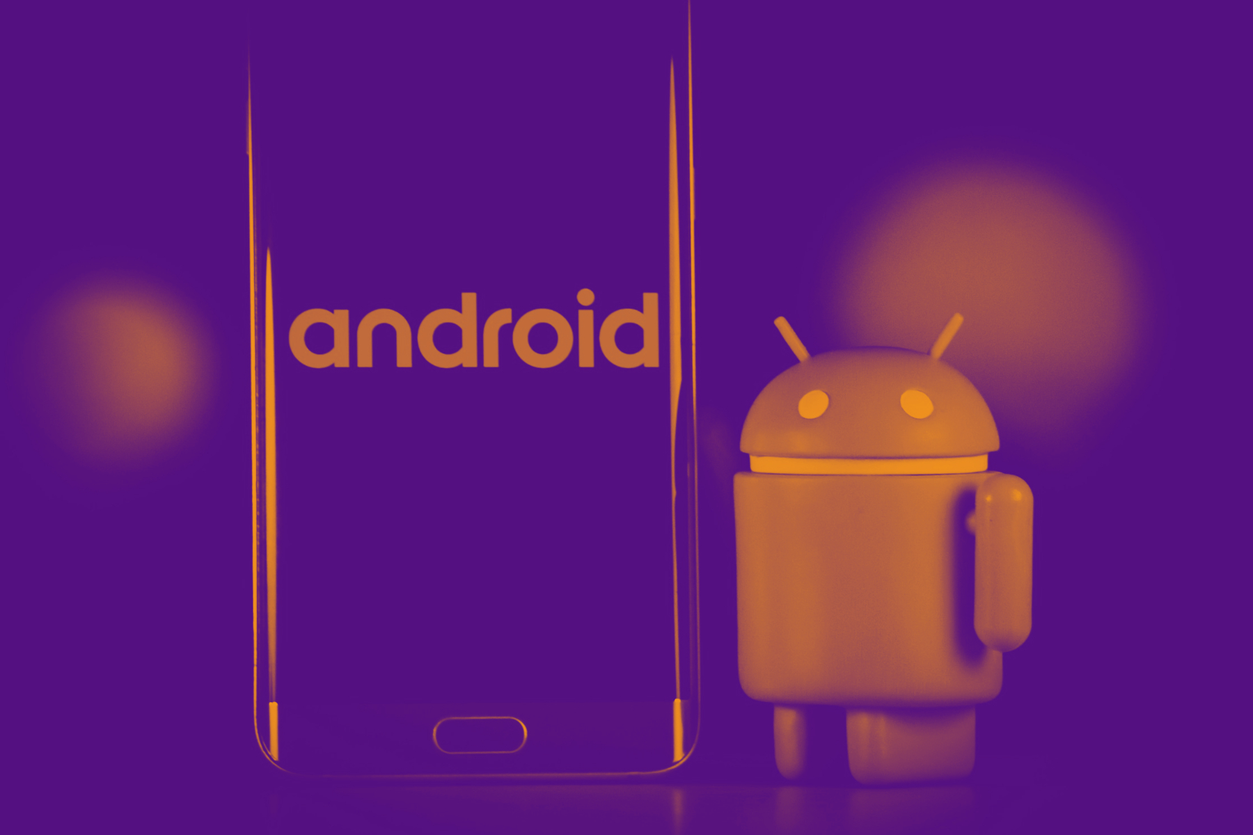 Official Android mascot and splash screen on a phone.