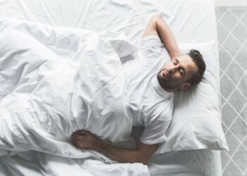 3 Sleep Habits Accelerating Brain Aging