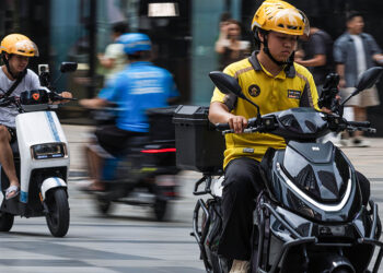 Blue-Collar Wages Surpass White-Collar Pay for Sixth Year as Workforce Exceeds 300M in China