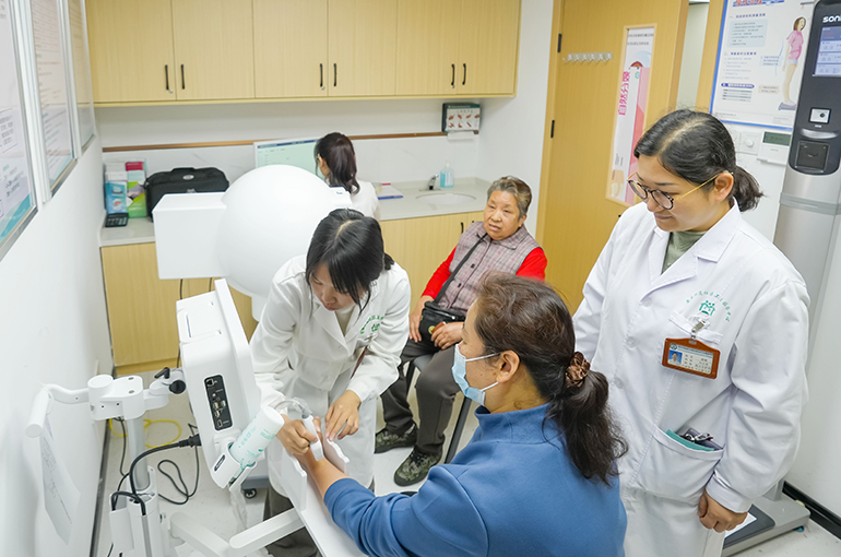 China Targets Urban Sub-District Health Centers by 2030