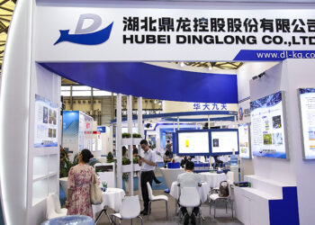 Dinglong Hits All-Time High on New Photoresist Orders from Chip Leaders