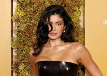 Fans Debate Kylie Jenner Bikini Post, Say Children Should Not See It