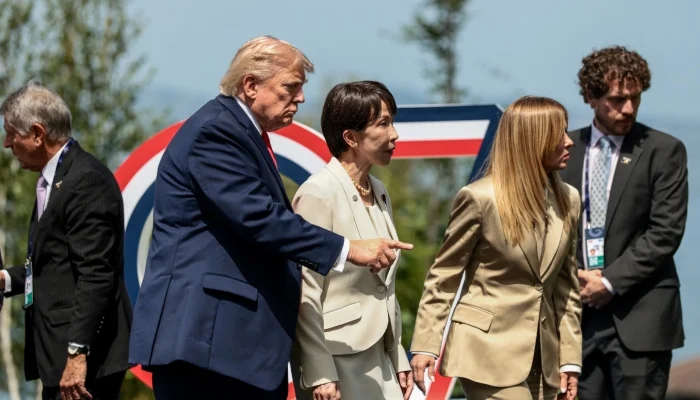 Trump insists Meloni begged for a photo op