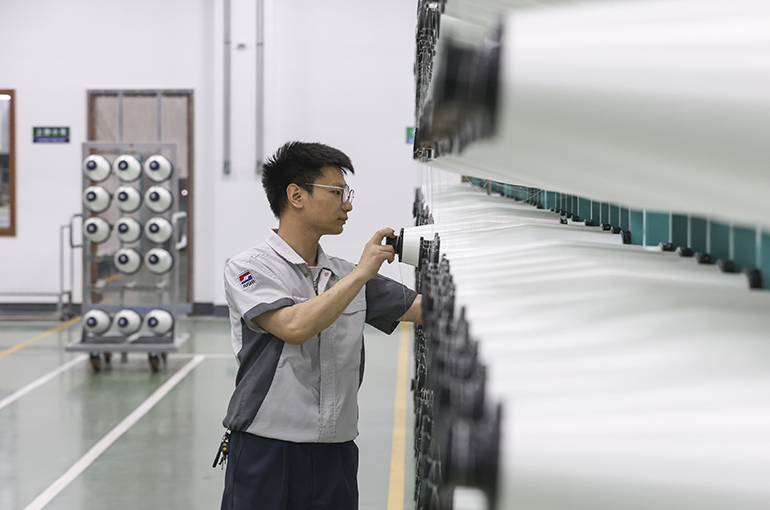 China Jushi Falls After USD355M Plan to Boost Electronic Cloth Output