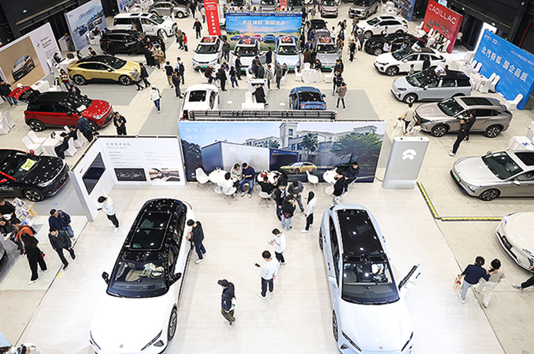 Chinese Auto Dealers Fall Short of First-Half Sales Amid Intense Competition
