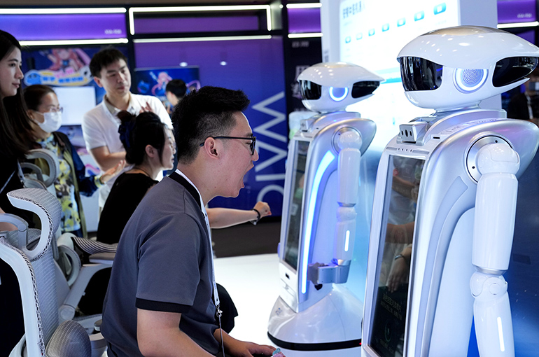 Chinese Expert: Medical Robots Signal Early Success for Embodied AI Industry