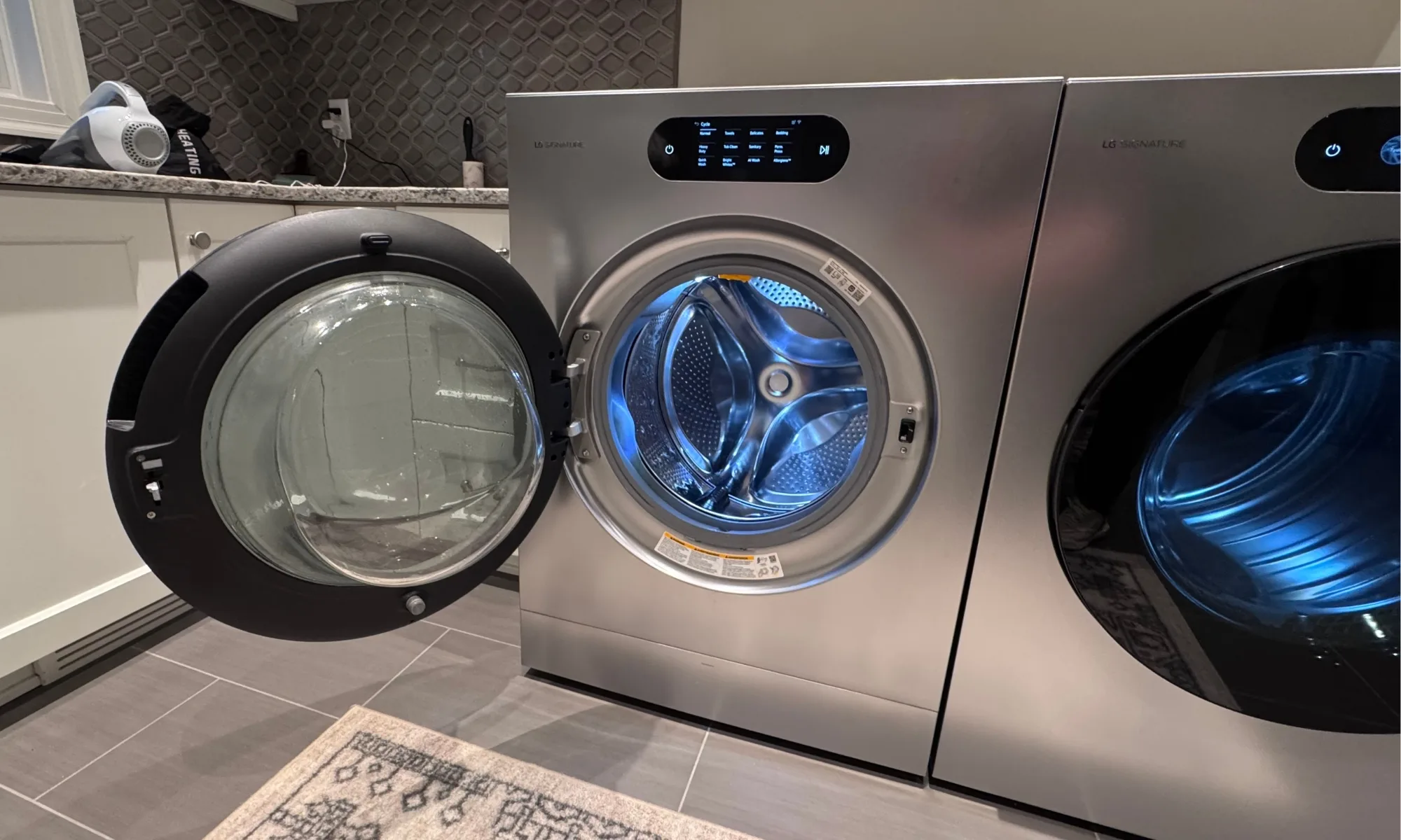 LG SIGNATURE WM9900HSA washer and drying machine