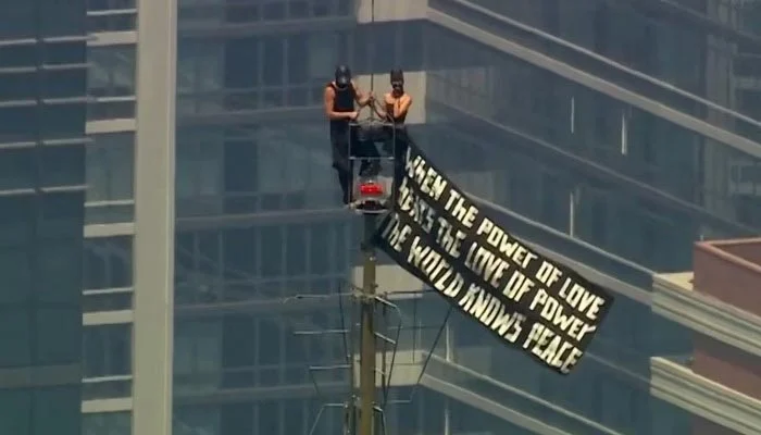 Russian daredevils hoist banner on Empire State Building in proposal stunt