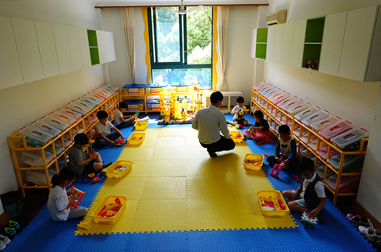Kindergartens Shift Focus to Elderly Care Amid China’s Declining Birth Rate