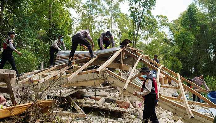 Thousands Evacuated as Indonesia Quake Kills 50+ and Disrupts Roads