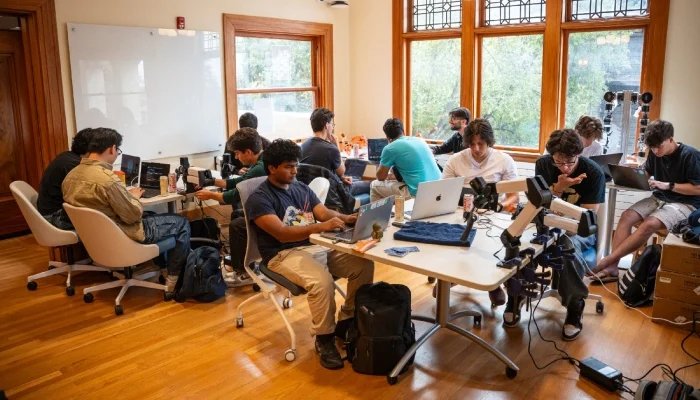 شركة عالم السياق الباكستانية تنظم هكاثون روبوتات في جامعة كاليفورنيا بريكد