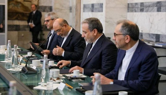 إيران تفتح باب الدبلوماسية مع تمسكها بشروط لإنهاء النزاع