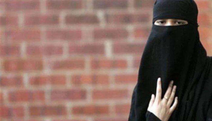 إيطاليا تحظر البرقع في المدارس وتحدد عدد الطلاب الأجانب