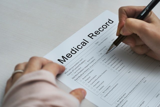 العمل ومع ذلك معرض لخطر فقدان التأمين الصحي Medicaid