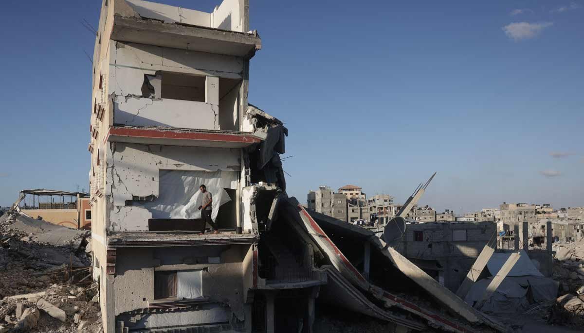 بقاء في بنايات مهددة بالانهيار مع توقف إعادة الإعمار في غزة