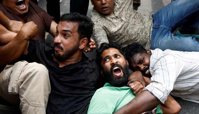 تفاعل المحتجين عند اعتقالهم على يد قوات الأمن خلال احتجاج لحزب الجرذان (CJP) يطالبون فيها باستقالة رئيس لجنة الانتخابات الهندي غيانش كومار، بالقرب من موقع الاحتجاج في نيودلهي، الهند، ١١ أكتوبر ٢٠٢٦. — رويترز