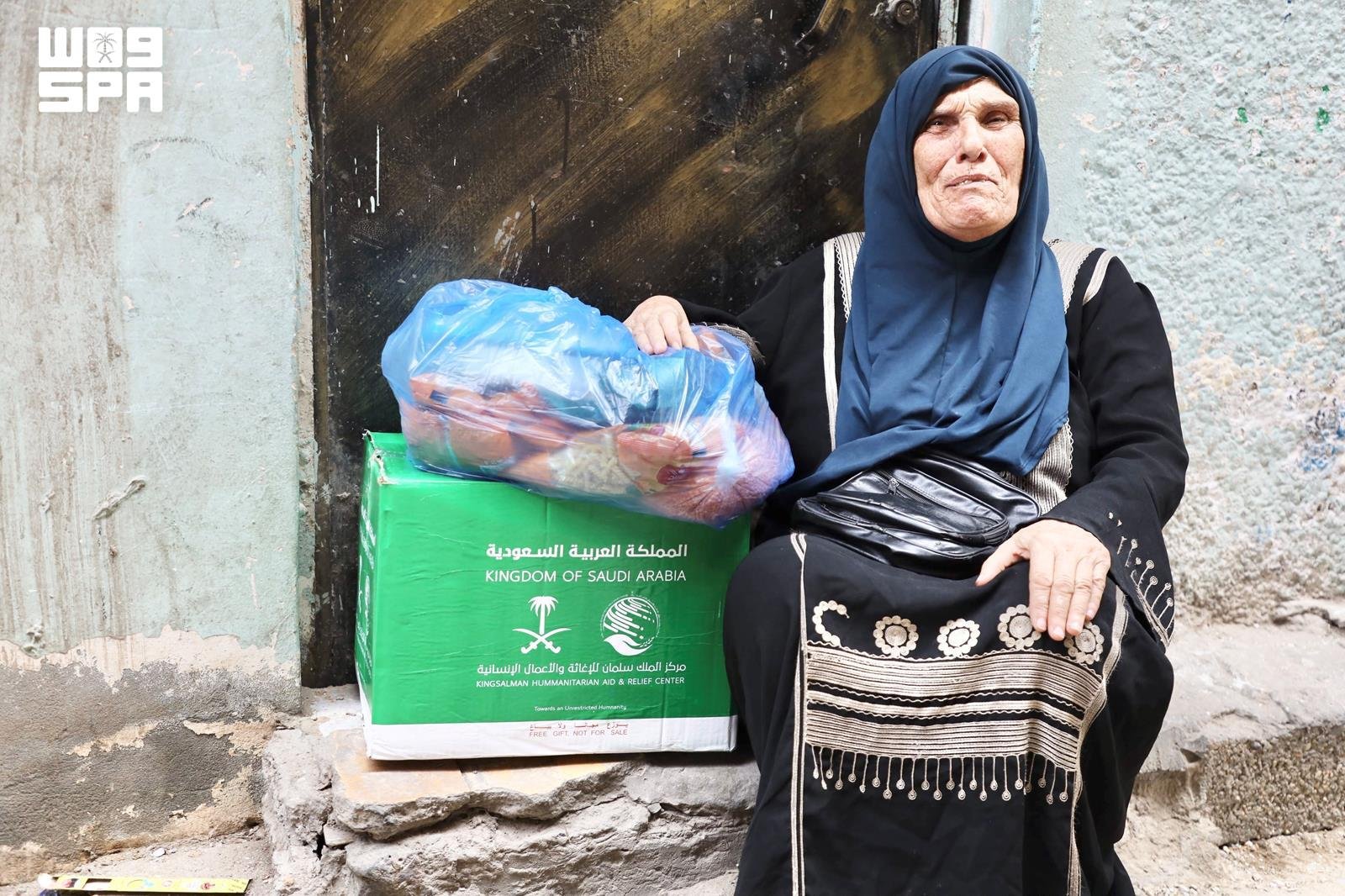 فرق الإغاثة أثناء التوزيع