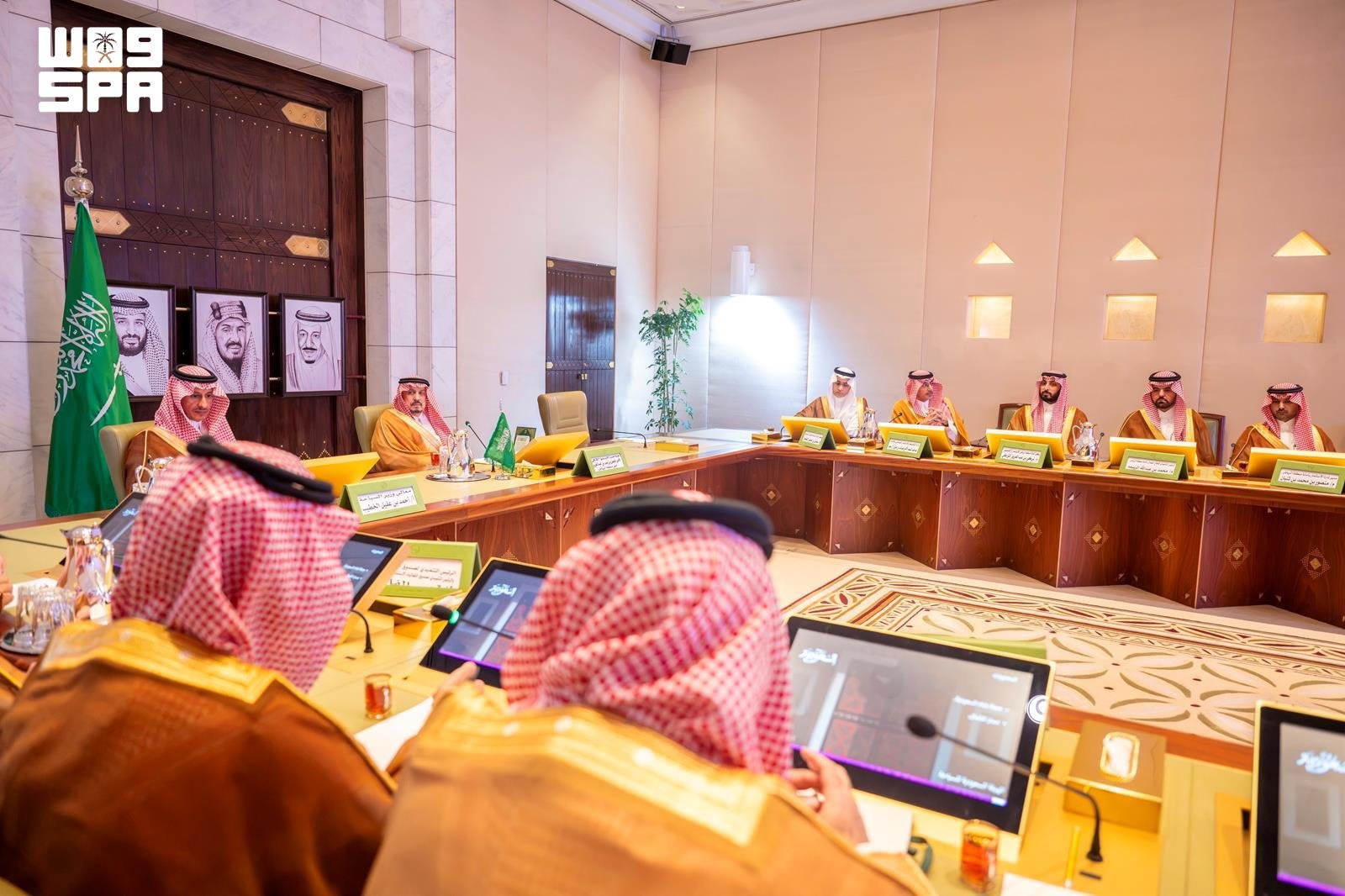 أمير الرياض يرأس اجتماعًا لعرض مبادرات السياحة و”مسار الشمال”