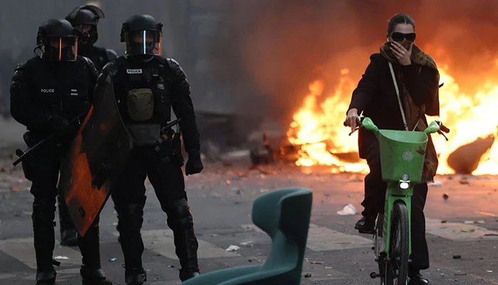 الشرطة الفرنسية تتصادم مع المحتجين في تظاهرات ضد غلاء المعيشة
