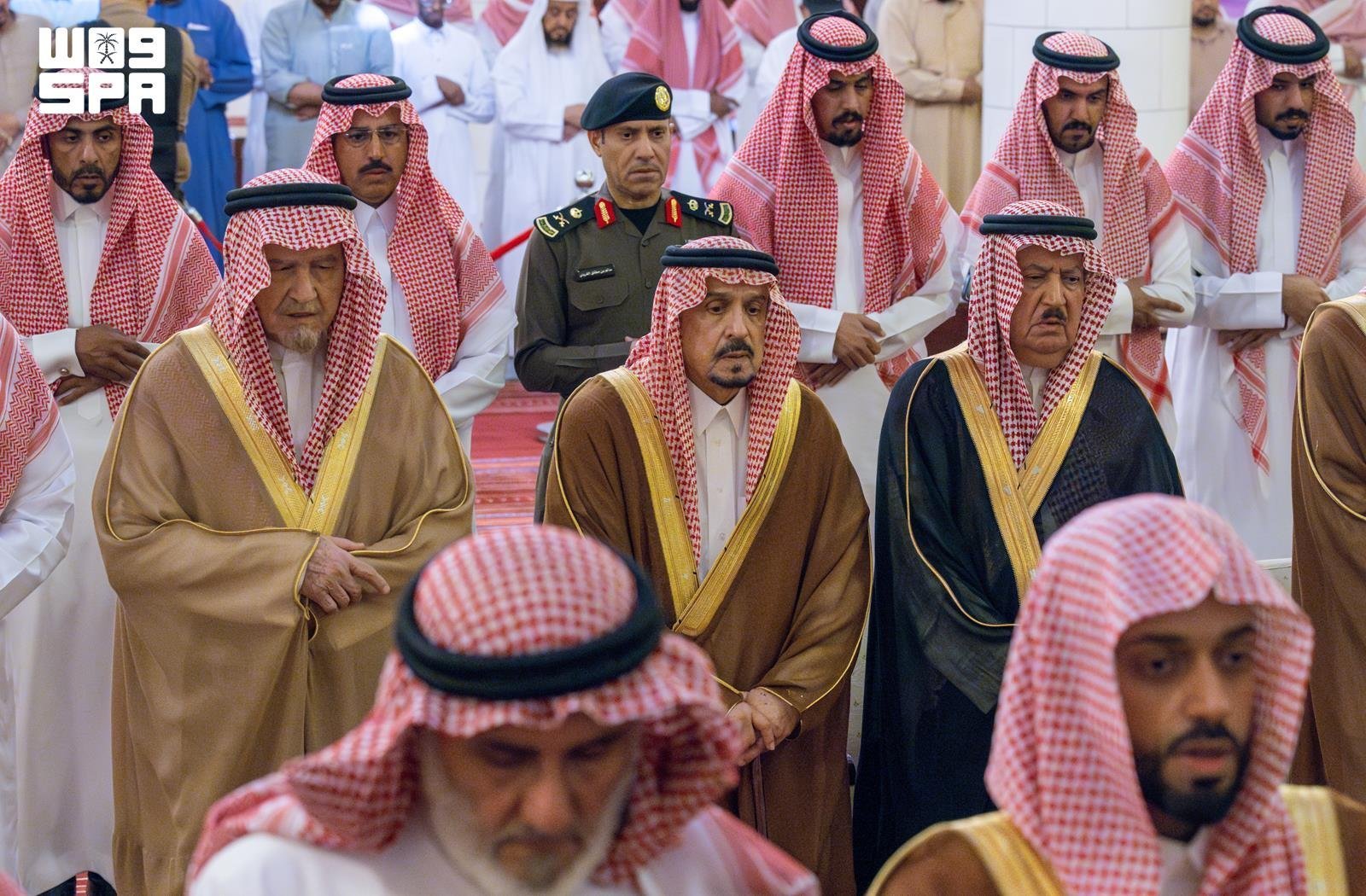 جريدة الرياض| أمير الرياض ونائبه يصلّيان على الأميرة الجوهره بنت فهد بن مشاري