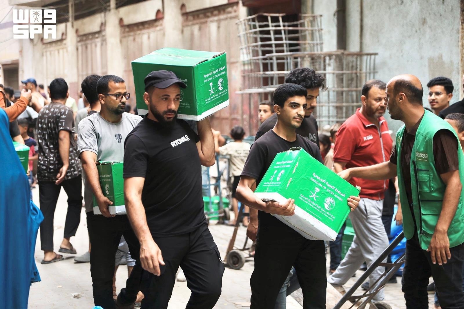 جريدة الرياض | السعودية توزع 1,702 سلة غذائية في البلدة القديمة شرق غزة