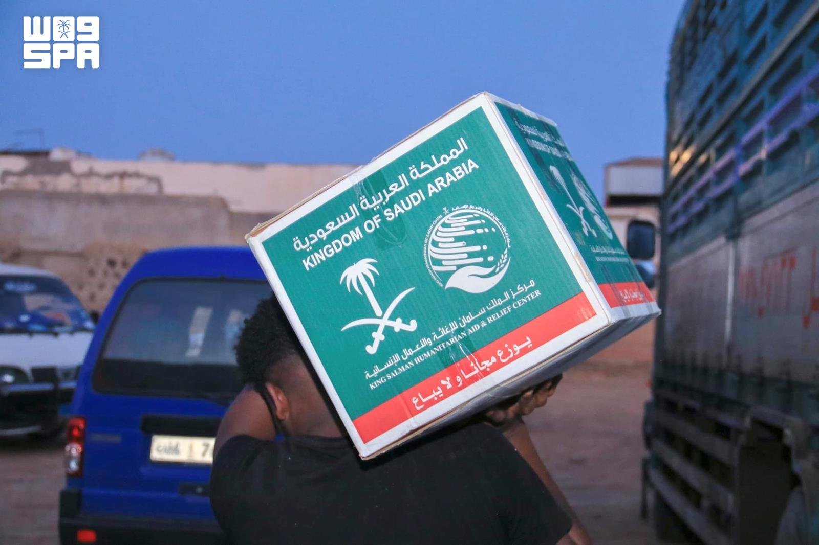 جريدة الرياض | سلمان للإغاثة يوزع 400 سلة غذائية في خورمكسر بعدن