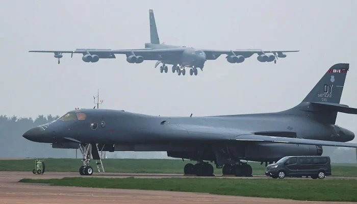 سحب الطائرات B-1 من قاعدة بريطانية بعد تهديد masked men