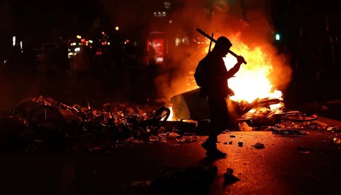 فرنسا تتوتر مع تصاعد التظاهرات وسط تعهد ماكرون بإصلاح أمني صارم